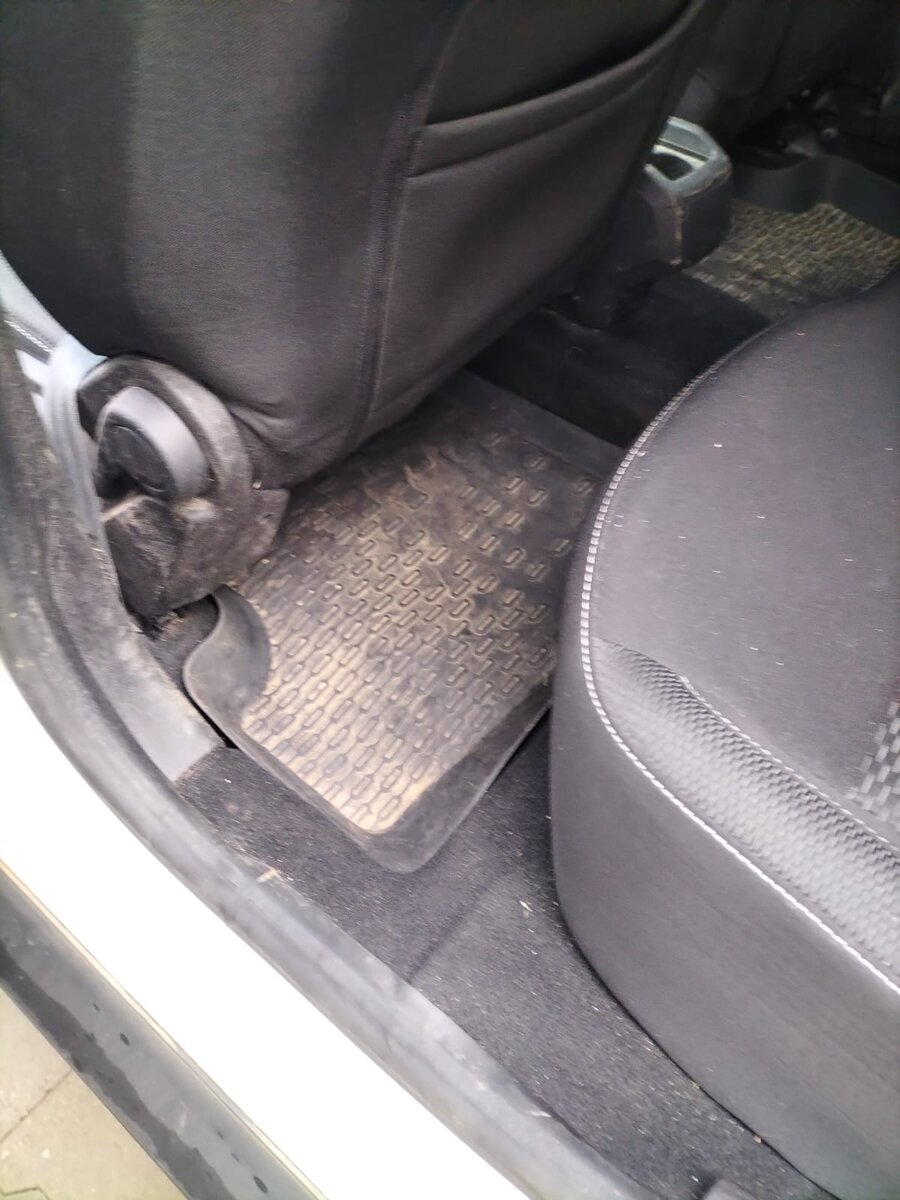 Înainte - Curățare covoraș podea spate