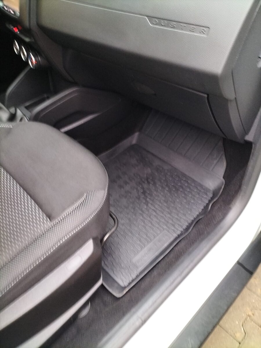 După - Curățare covoraș podea pasager