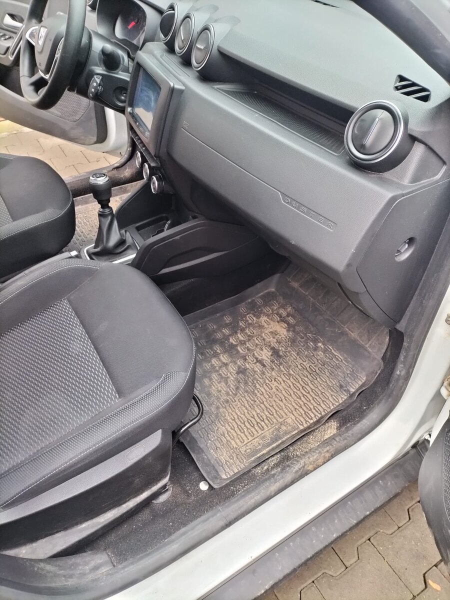 Înainte - Curățare covoraș podea pasager