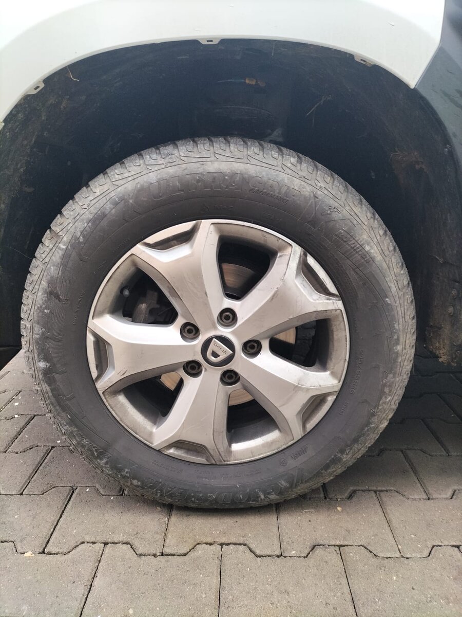 Înainte - Curățare și polish jantă Dacia