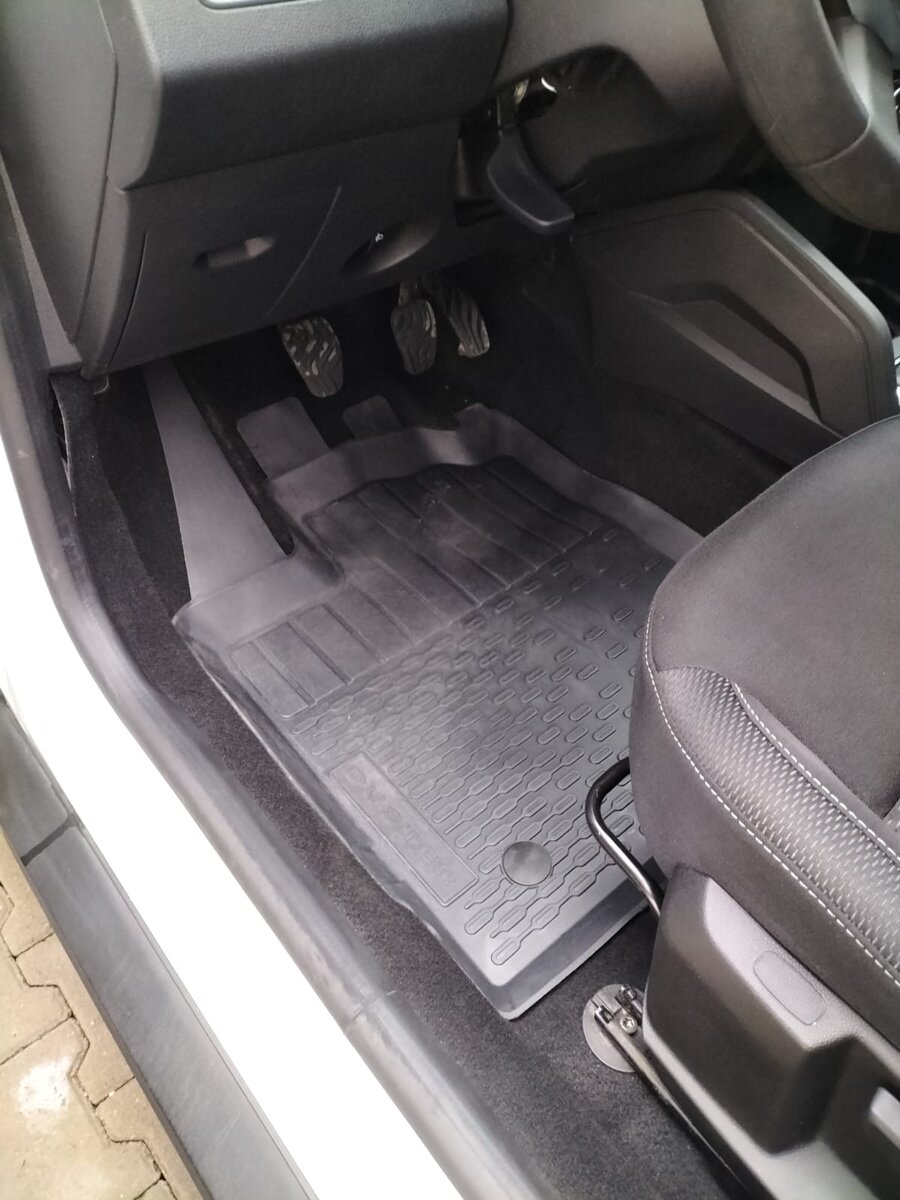 După - Curățare dashboard și covoraș