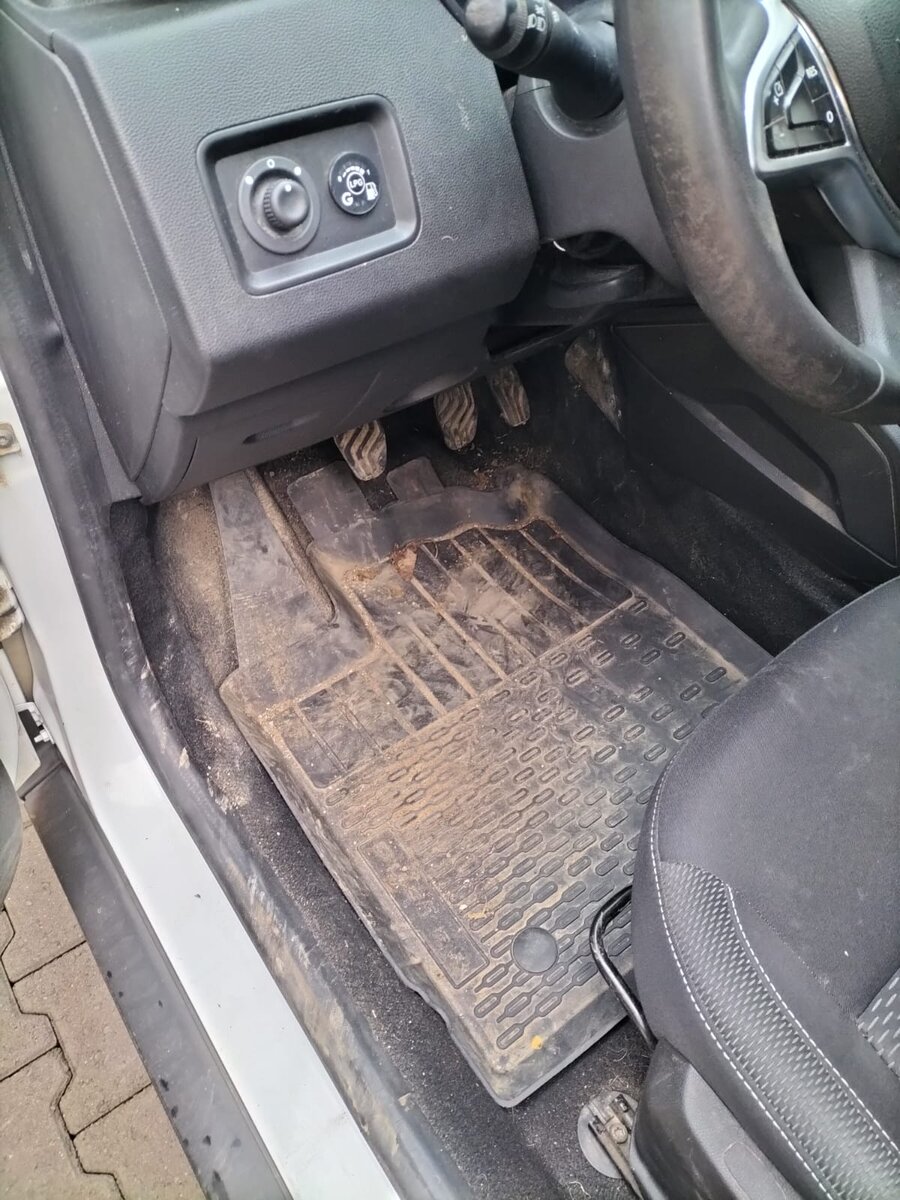 Înainte - Curățare dashboard și covoraș